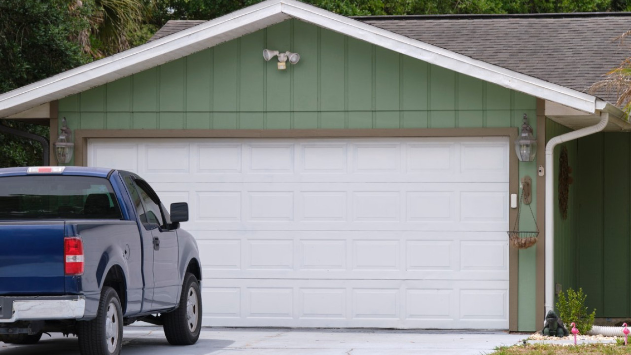 Jaki rozmiar powinny mieć drzwi garażowe? Praktyczne porady