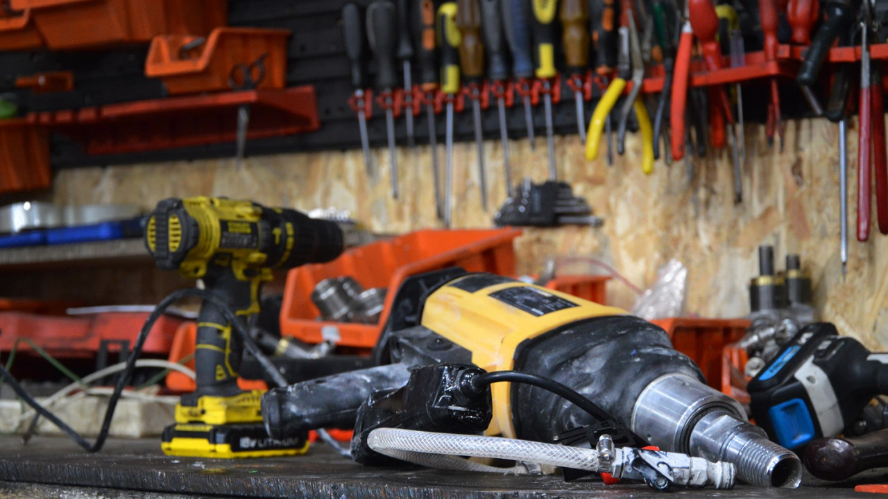 Fundamenty, ogrodzenia, konstrukcje – jak wiertnice ręczne ułatwiają prace budowlane?