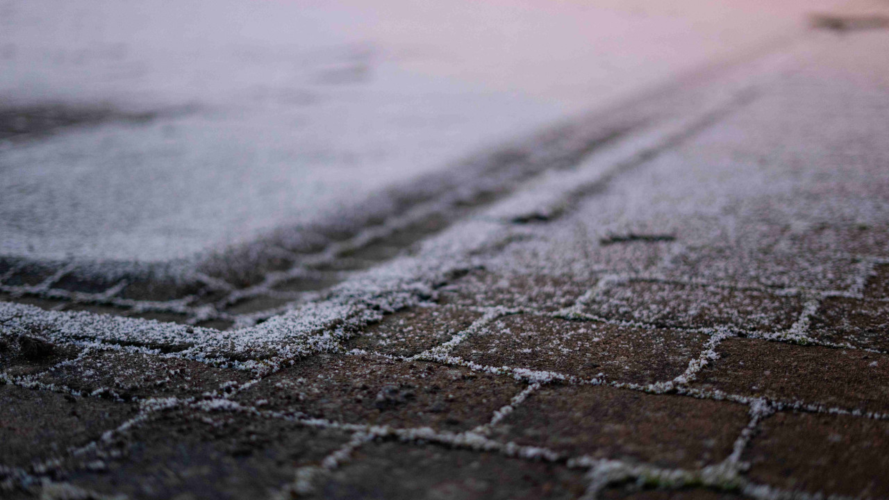 Nowe przepisy: Kto odpowiada za odśnieżanie przy posesji?