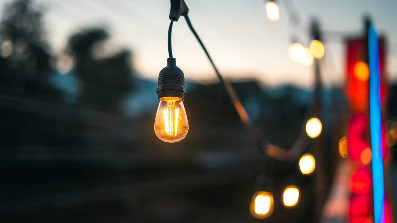 "Jak zmienić mieszkanie za 200 zł: Efekt premium dzięki światłu"