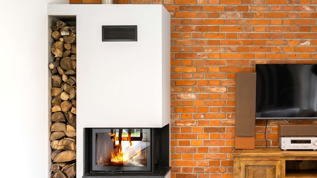 Idealne ogrzewanie awaryjne: Kominek, który ogrzeje dom za pół ceny