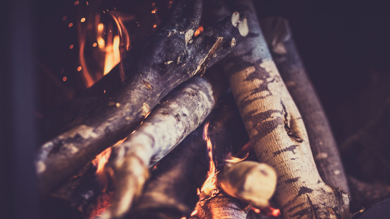 Zwiększ wydajność kominka o 30% – sprawdź jak rozpalać drewno!