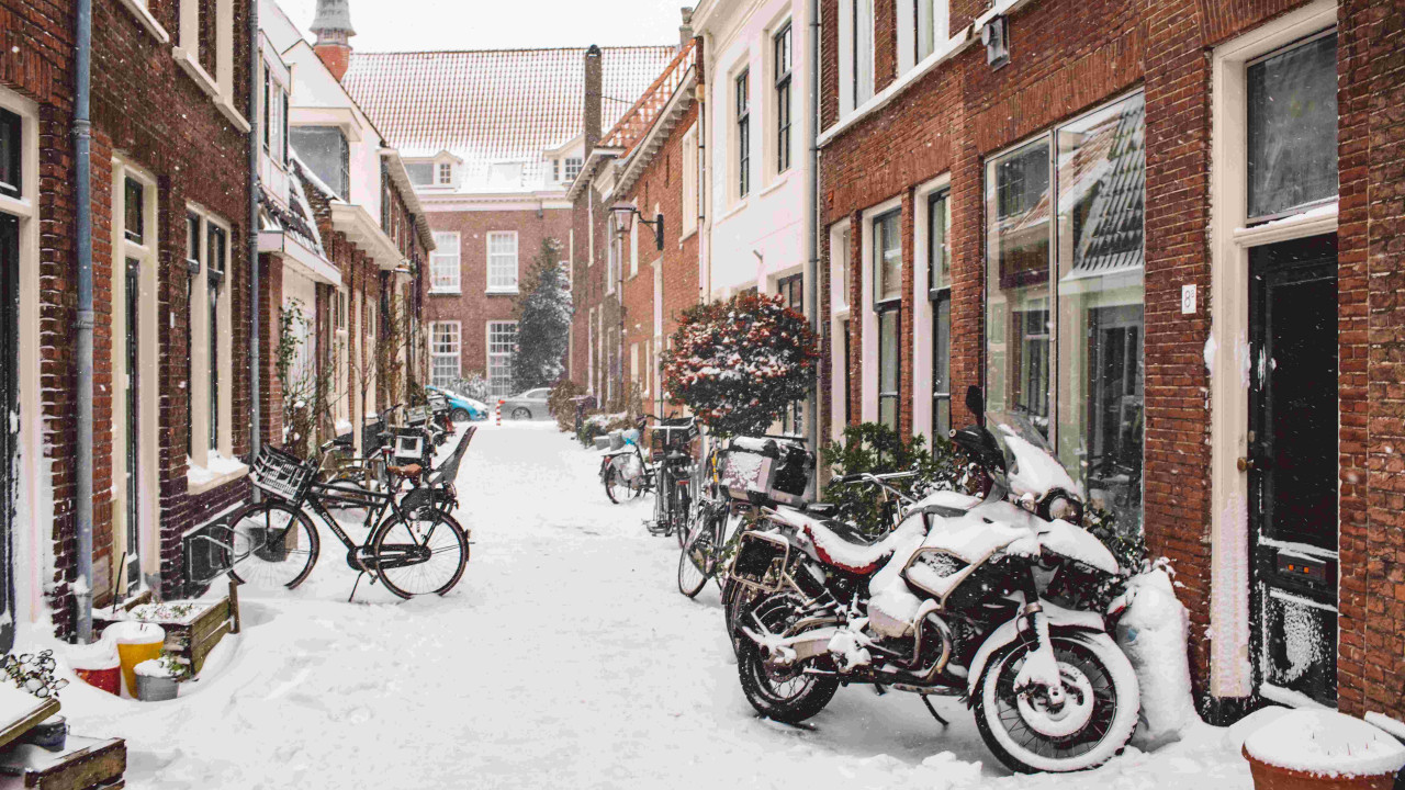 Jak zima ujawnia wady budowlane? Dlaczego elewacje szybko pękają?