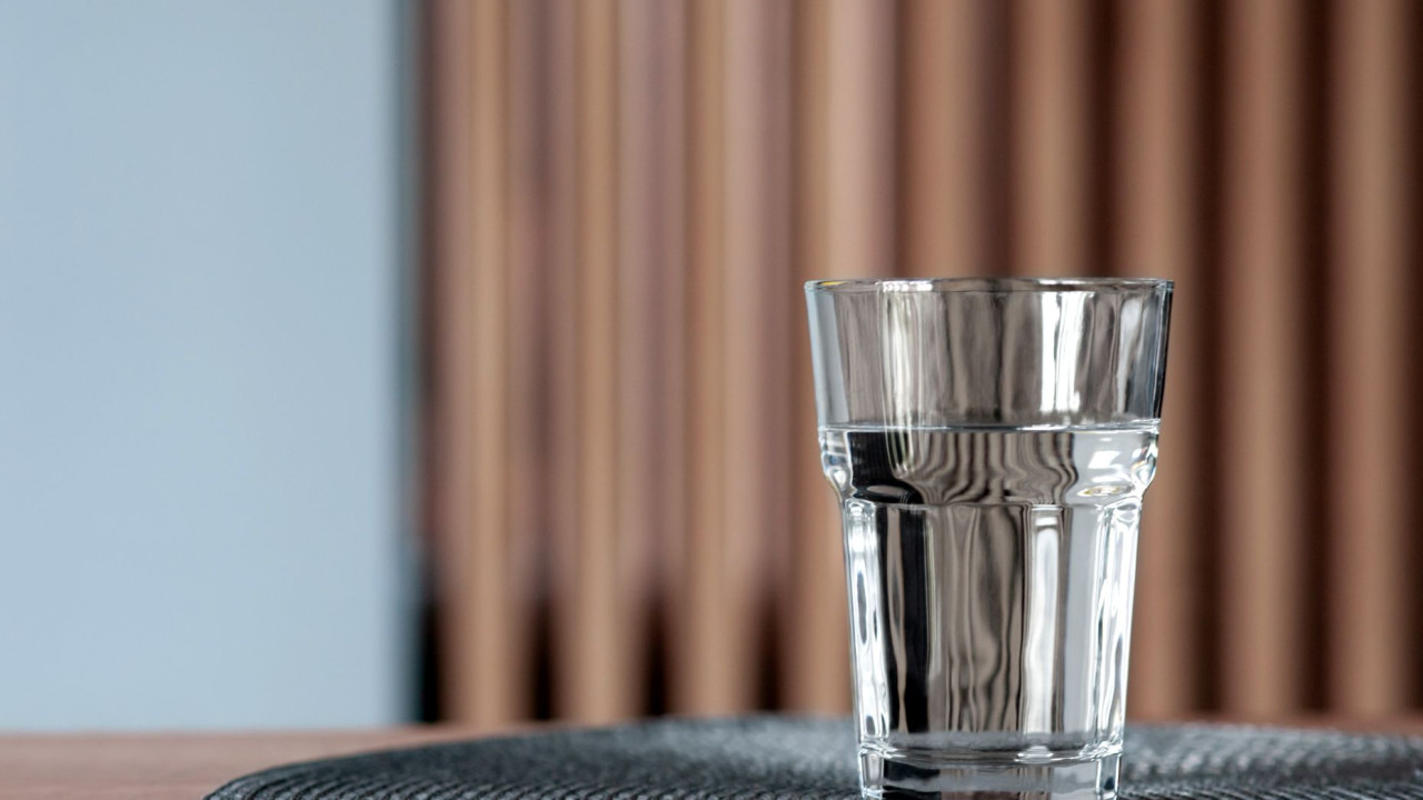 Pół szklanki wystarczy, by Twoje róże kwitły dłużej