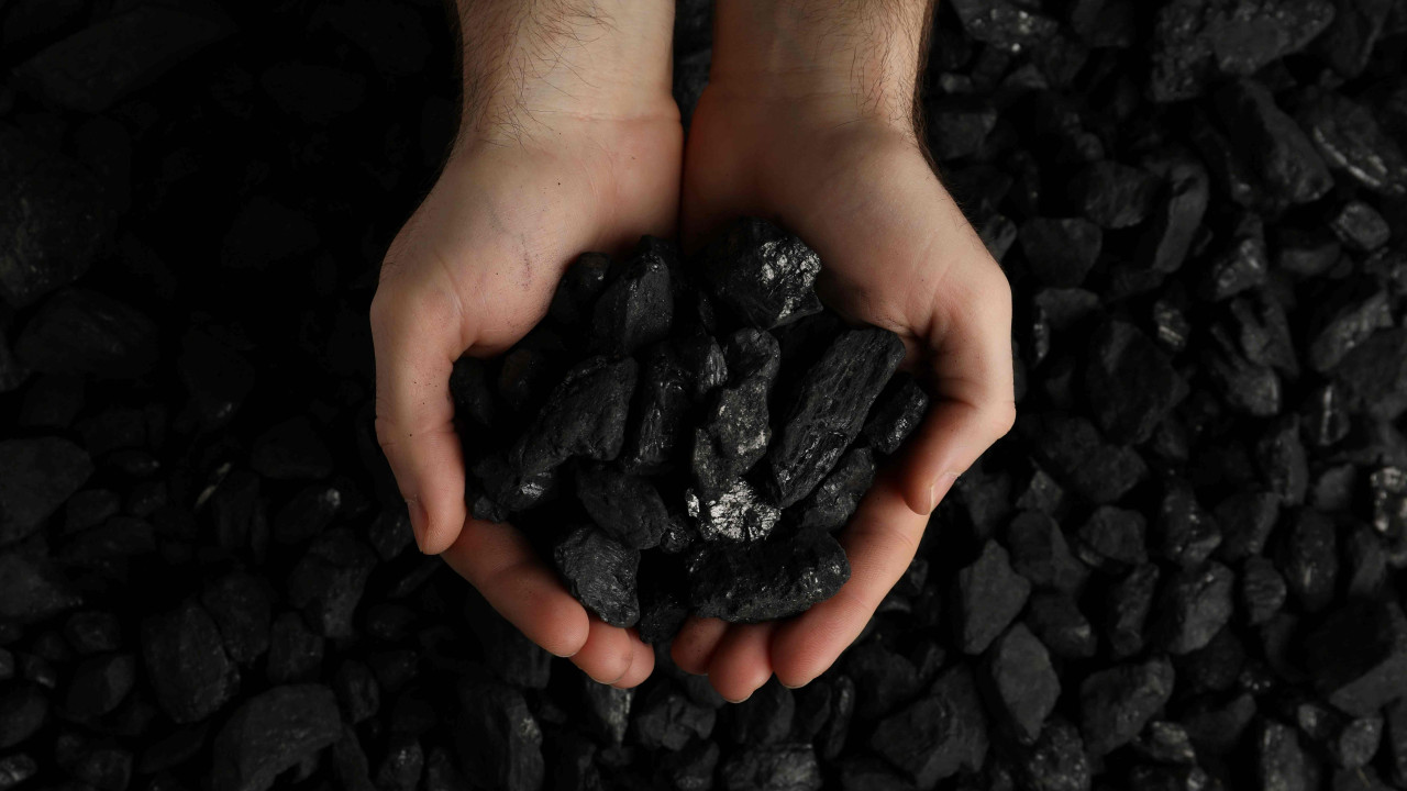 Zakaz sprzedaży węgla i ekogroszku dla domów – poznaj datę!