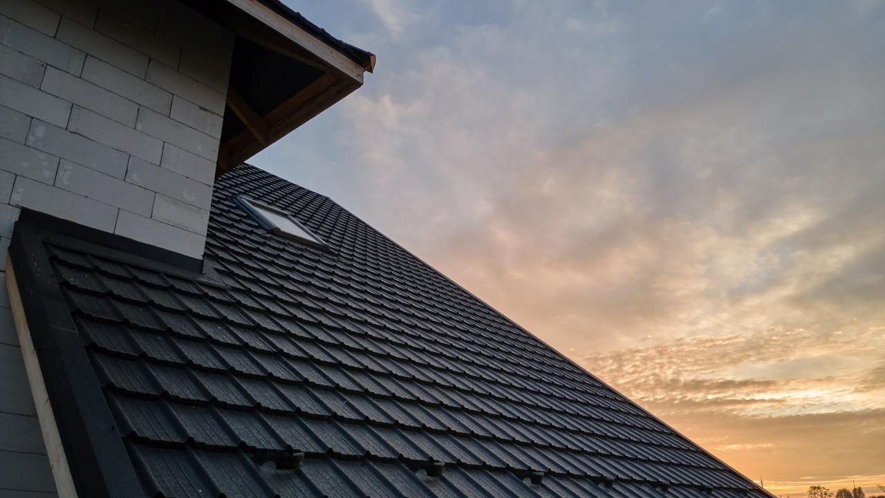 Jak rozpoznać pierwsze objawy uszkodzenia dachu po zimie?