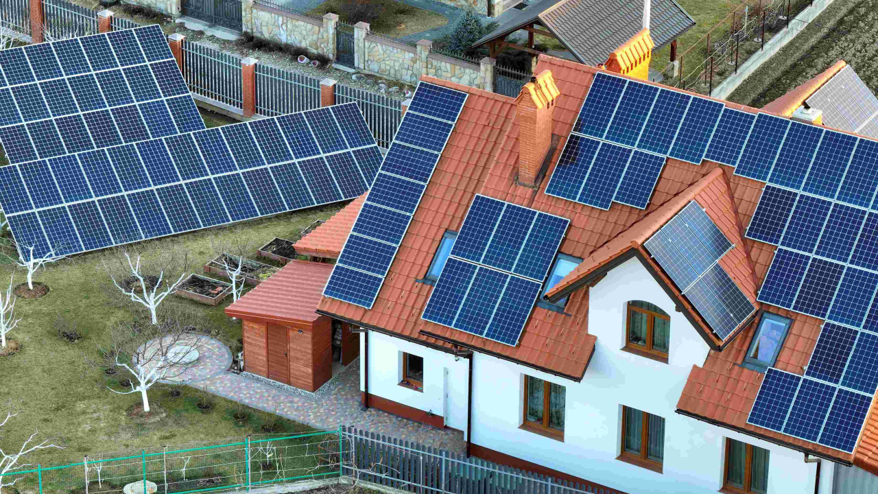 Wiatrak w ogrodzie zamiast fotowoltaiki: nowa atrakcja w sąsiedztwie