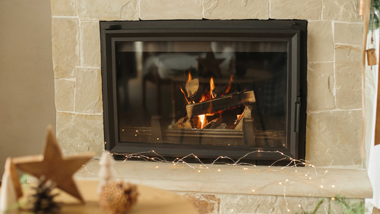 Niebezpieczne drewno: Co niszczy twój kominek?