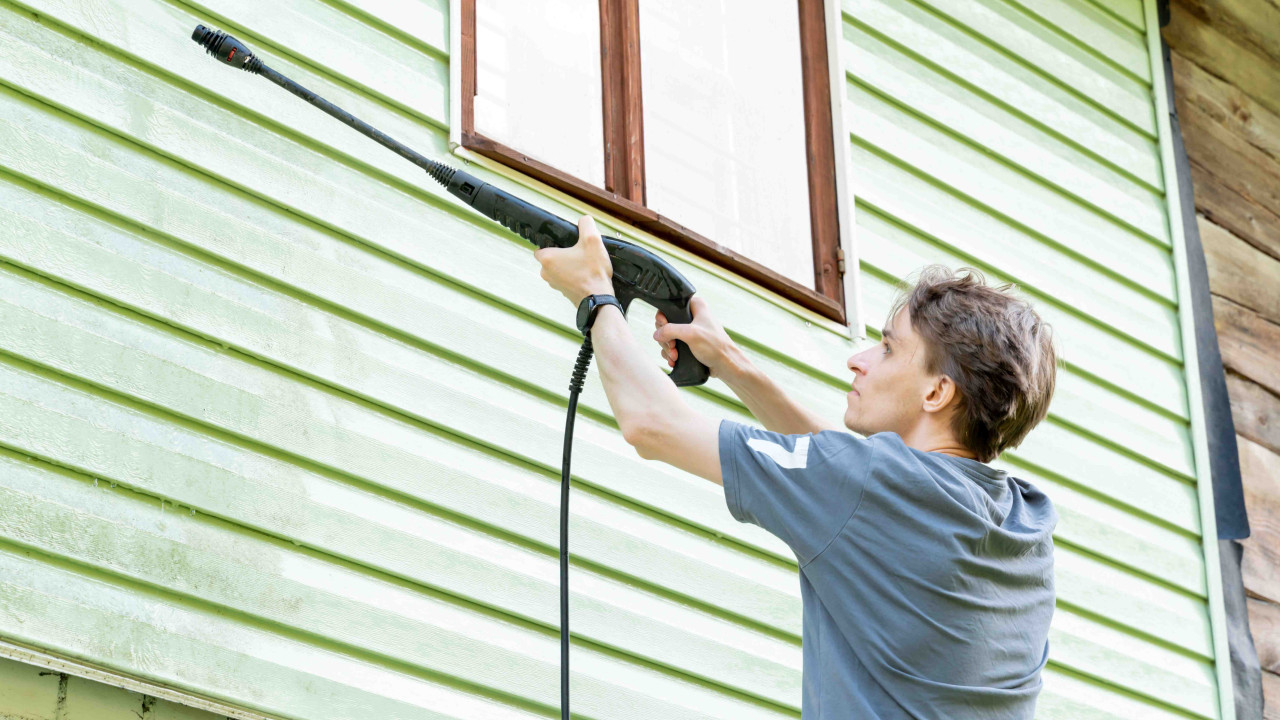 Błąd przy myciu elewacji, który może kosztować tysiące złotych