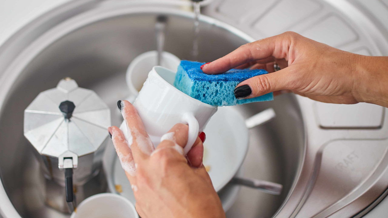 Polacy myją naczynia źle? Zobacz, jakie są tego obrzydliwe skutki