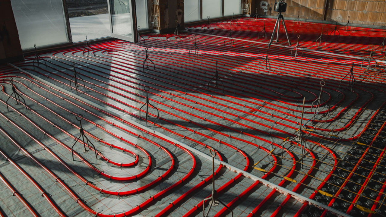 Podłogówka i pompa ciepła: kiedy lepiej unikać tego połączenia?