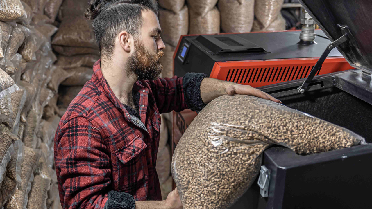 Coraz więcej awarii pieców na pellet przy czyszczeniu