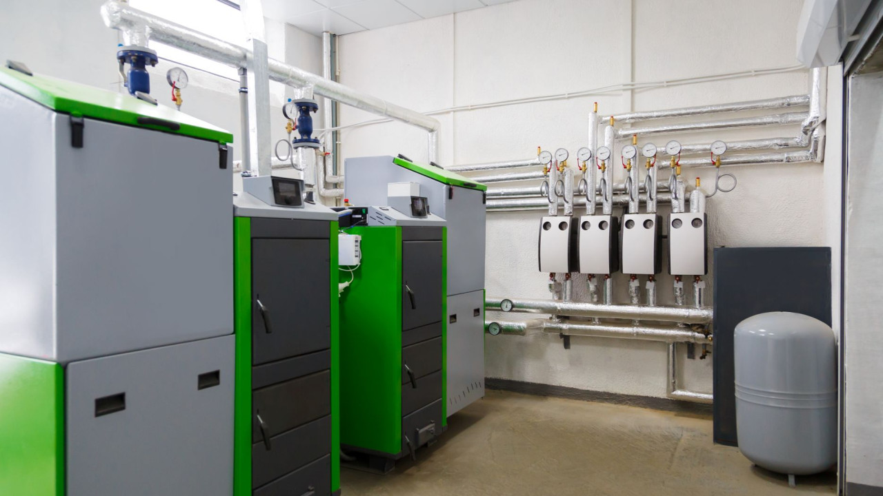 Czy warto inwestować w droższy piec na pellet? Porównanie cen i zalet