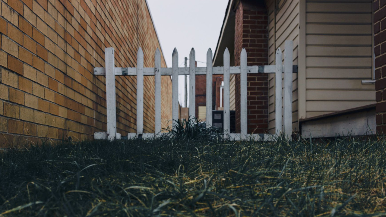 Sąsiedzi mogą legalnie wejść na Twoją działkę — nowe przepisy w życie