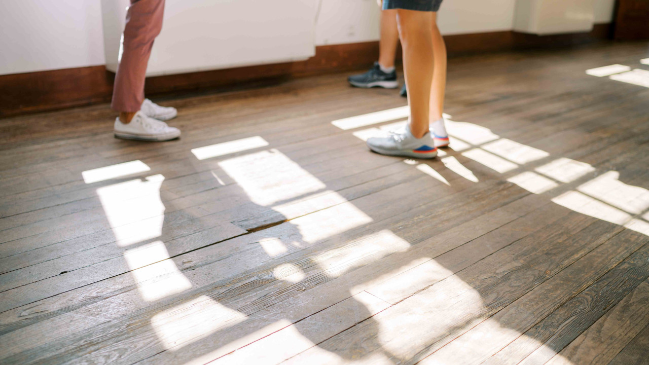 Wilgoć przy podłodze - jakie koszty generuje i jak jej zapobiec?