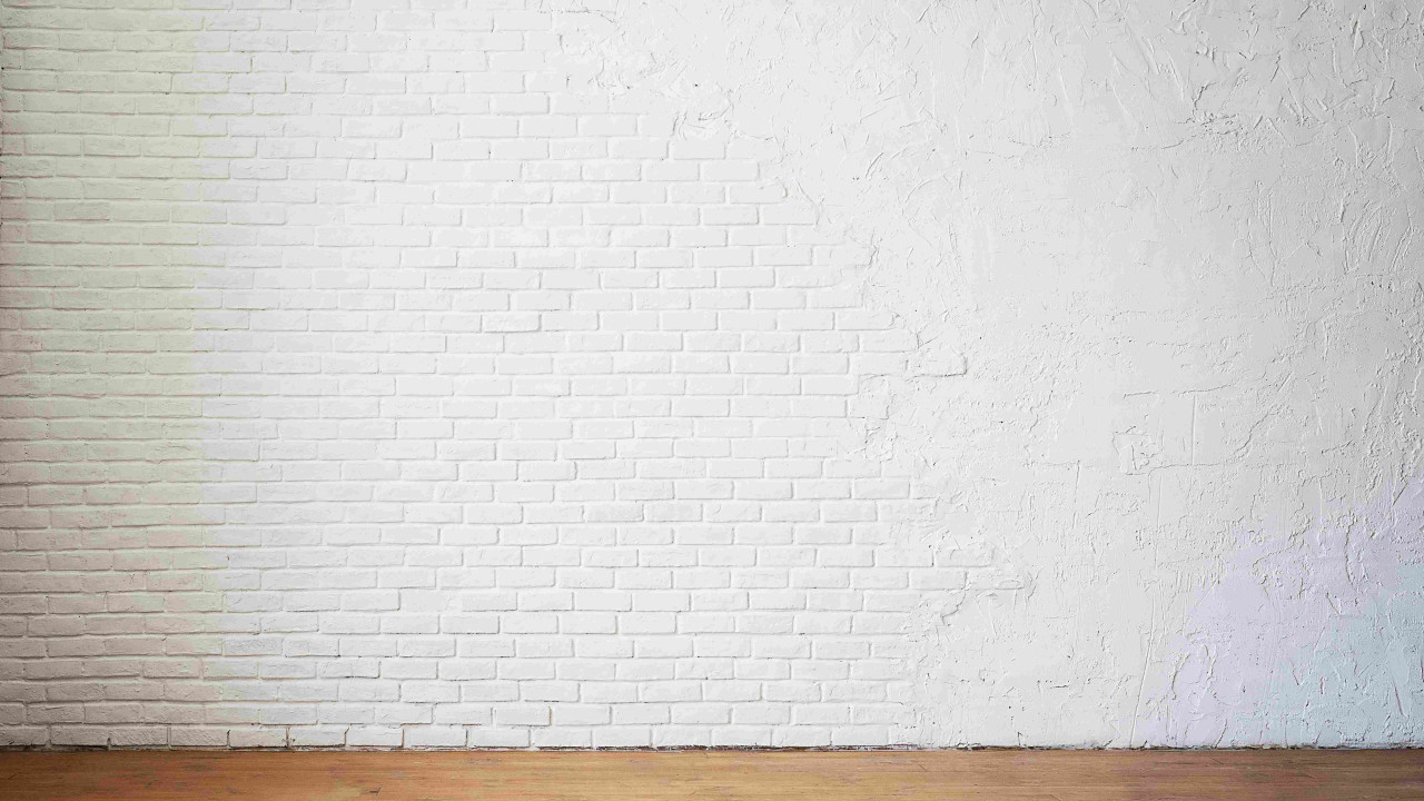 Projektanci odradzają białe ściany w salonie: dowiedz się dlaczego