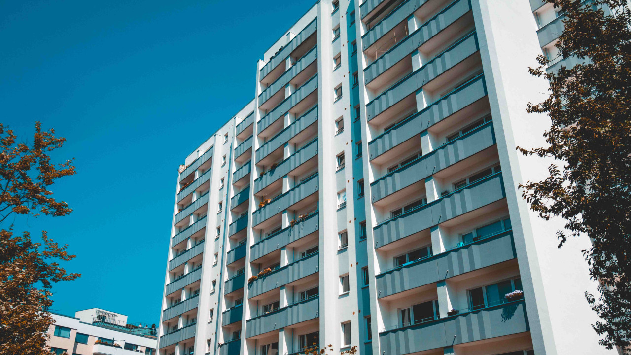 Blok z wielkiej płyty może się rozpadać: pierwsze sygnały ignorowane.