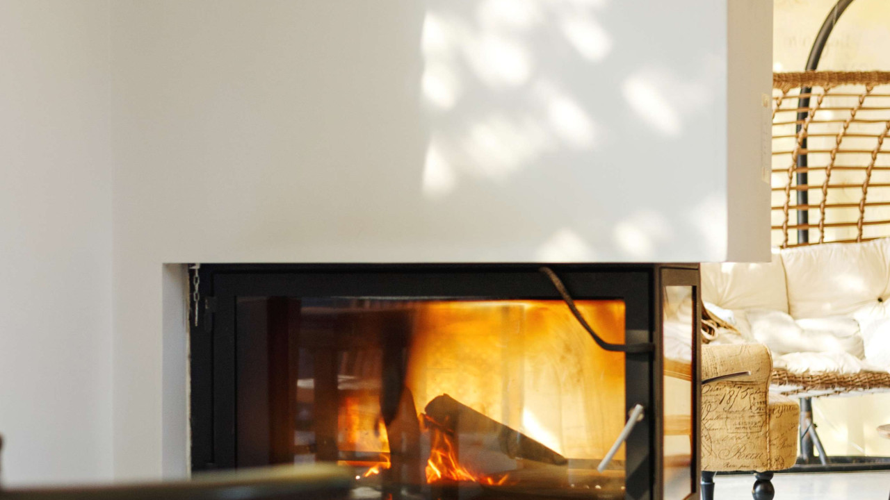 efektywny kominek: Ciepło nawet 24h po użyciu, ale jest haczyk