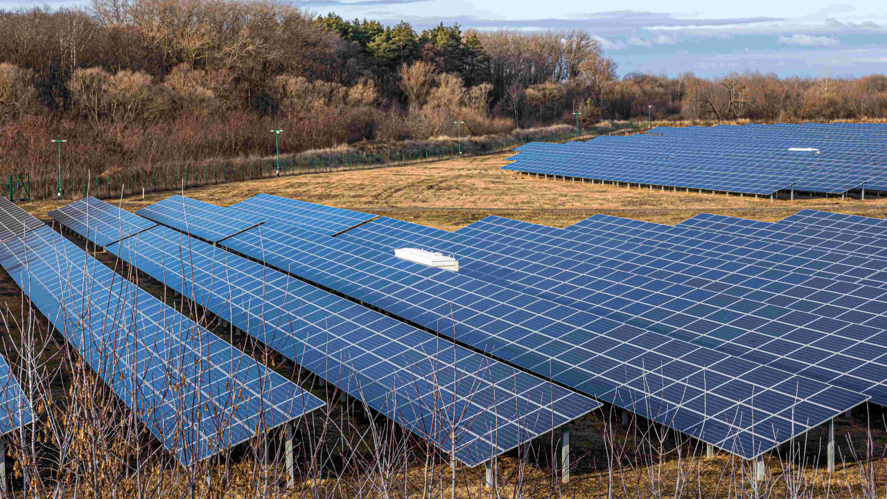 Fotowoltaika czy wiatrak: jak lokalizacja wpływa na wybór?