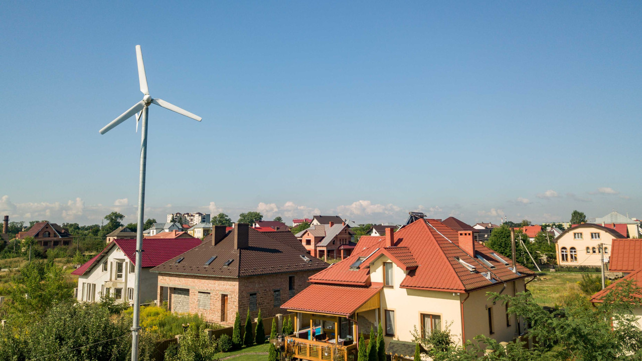 Domowa turbina wiatrowa: Jak energia wiatru zmienia codzienne nawyki