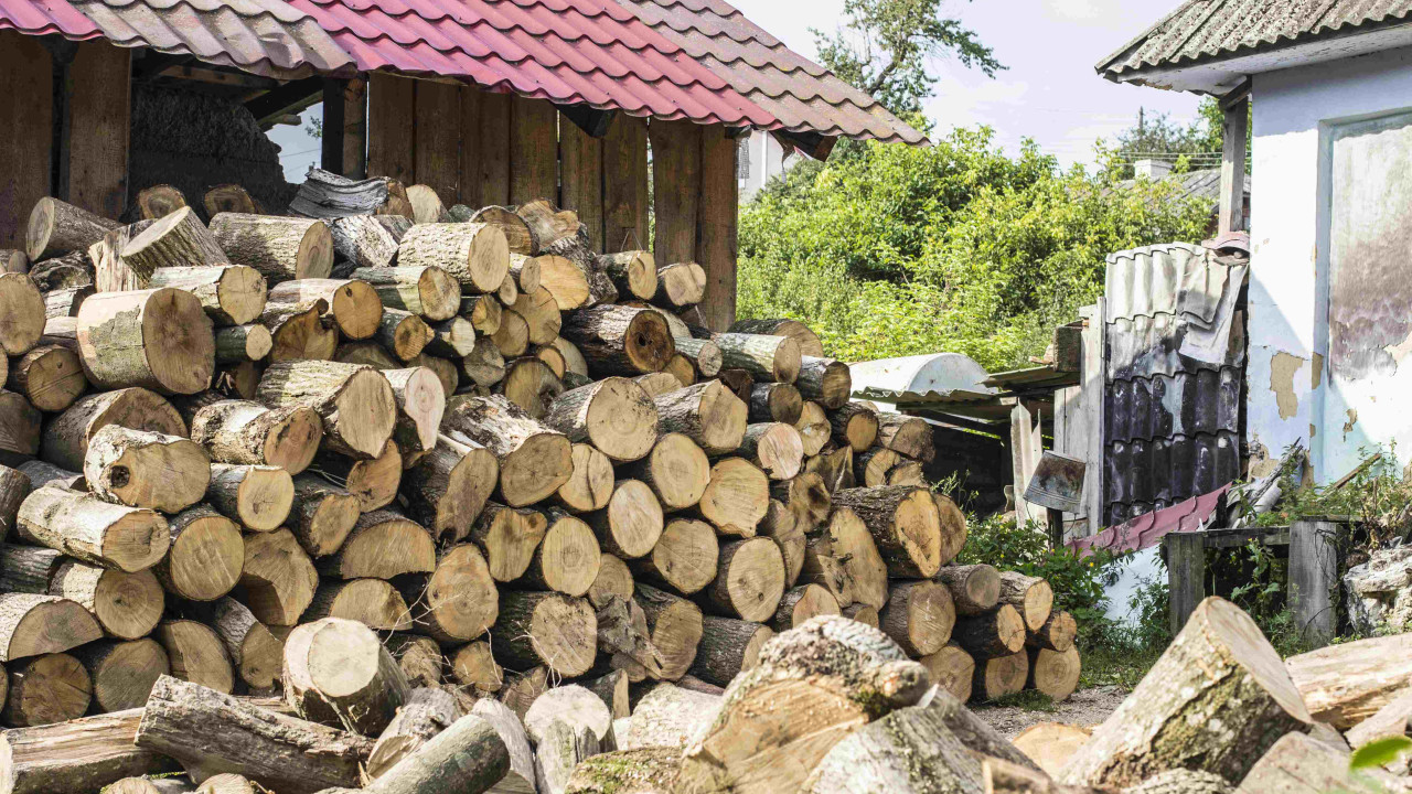 Ile drewna potrzeba do ogrzania domu? Szczegółowe wyliczenia!