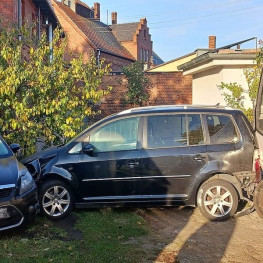 Przewoził 24 osoby i stracił panowanie nad pojazdem. Autobus zatrzymał się dopiero po uderzeniu w budynek mieszkalny