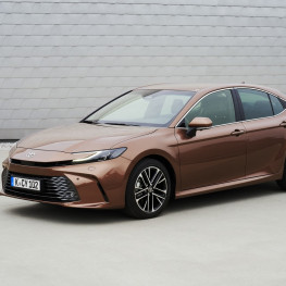 Nowa Toyota Camry. Komfortowa limuzyna z wydajną hybrydą piątej generacji