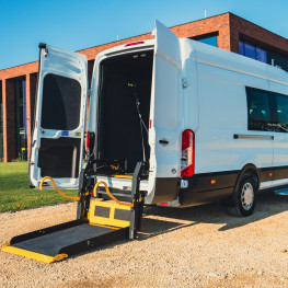 Ford Transit z podnośnikiem dla wózków inwalidzkich. Auto przystosowane dla osób z niepełnosprawnością