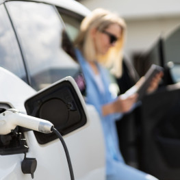 Elektryczny samochód za cichy? Producent ma zagwozdkę z hałasem