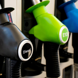 Benzyna E10 szkodzi więcej niż tylko autom: alarmujący raport