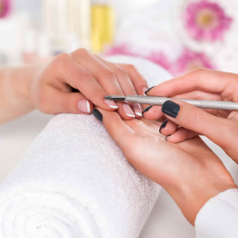 Manicure jak biżuteria: elegancja z nutą słodkości