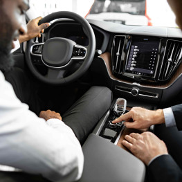 Porównanie cen: Volvo XC60 kontra Lexus NX - hybrydowe SUV-y premium