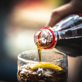 Cola na rdzę, kamień i mech: Sprawdź efekty, zanim uszkodzisz powierzchnię