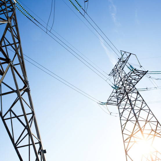 słupy wysokiego napięcia